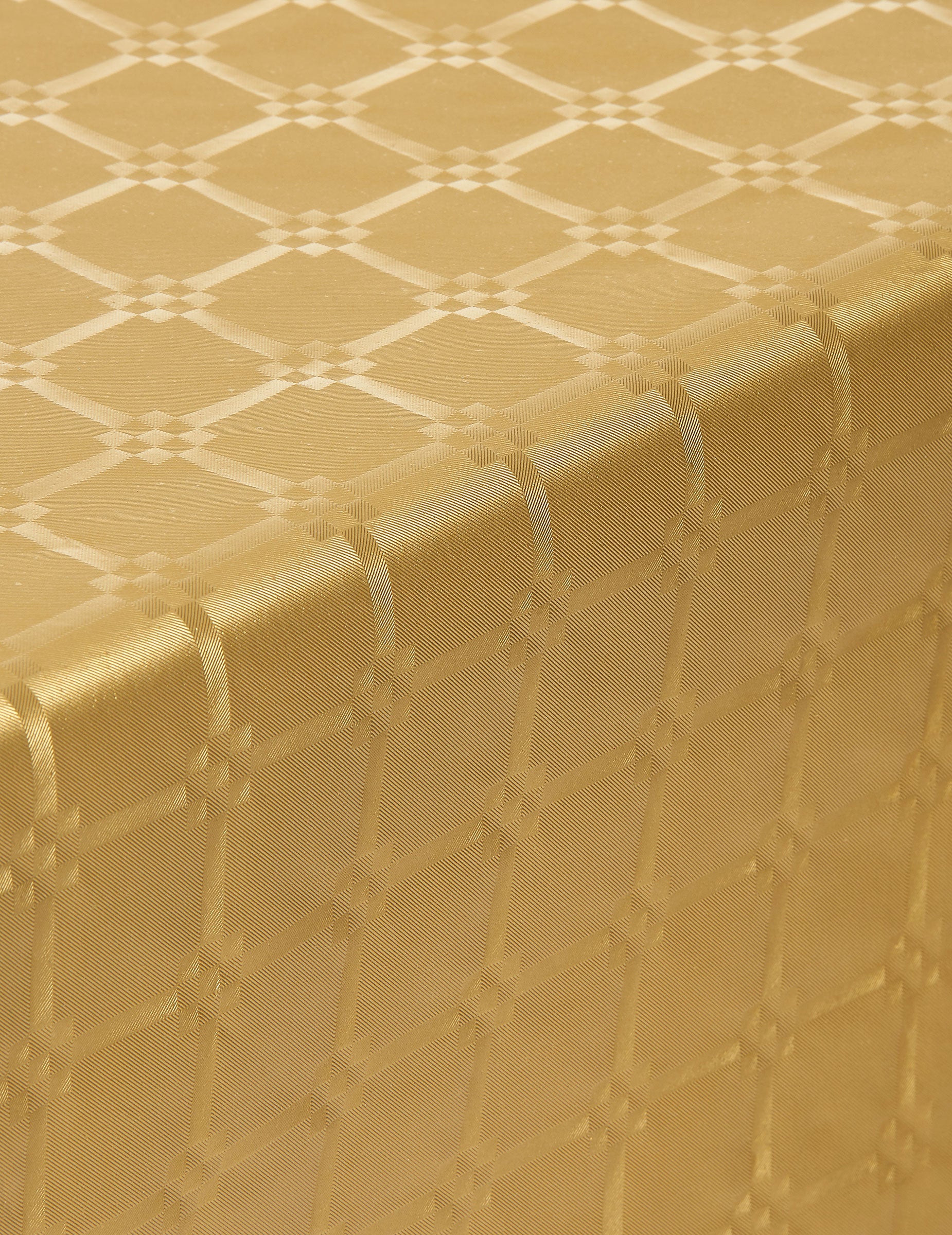 Gros plan sur le motif de la nappe en rouleau papier damassé pour fête doré jetable