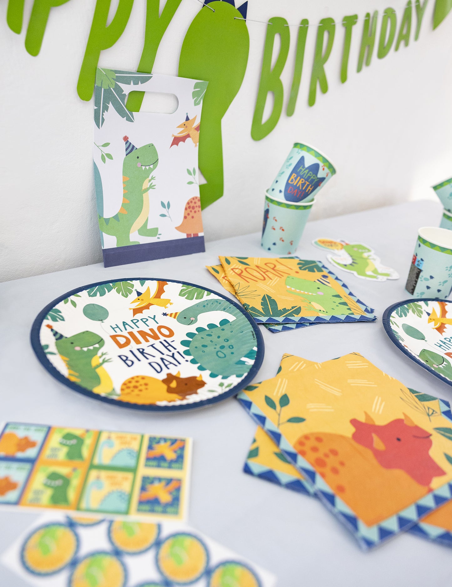 Kit d'anniversaire vaisselle et déco Dino 51 pièces