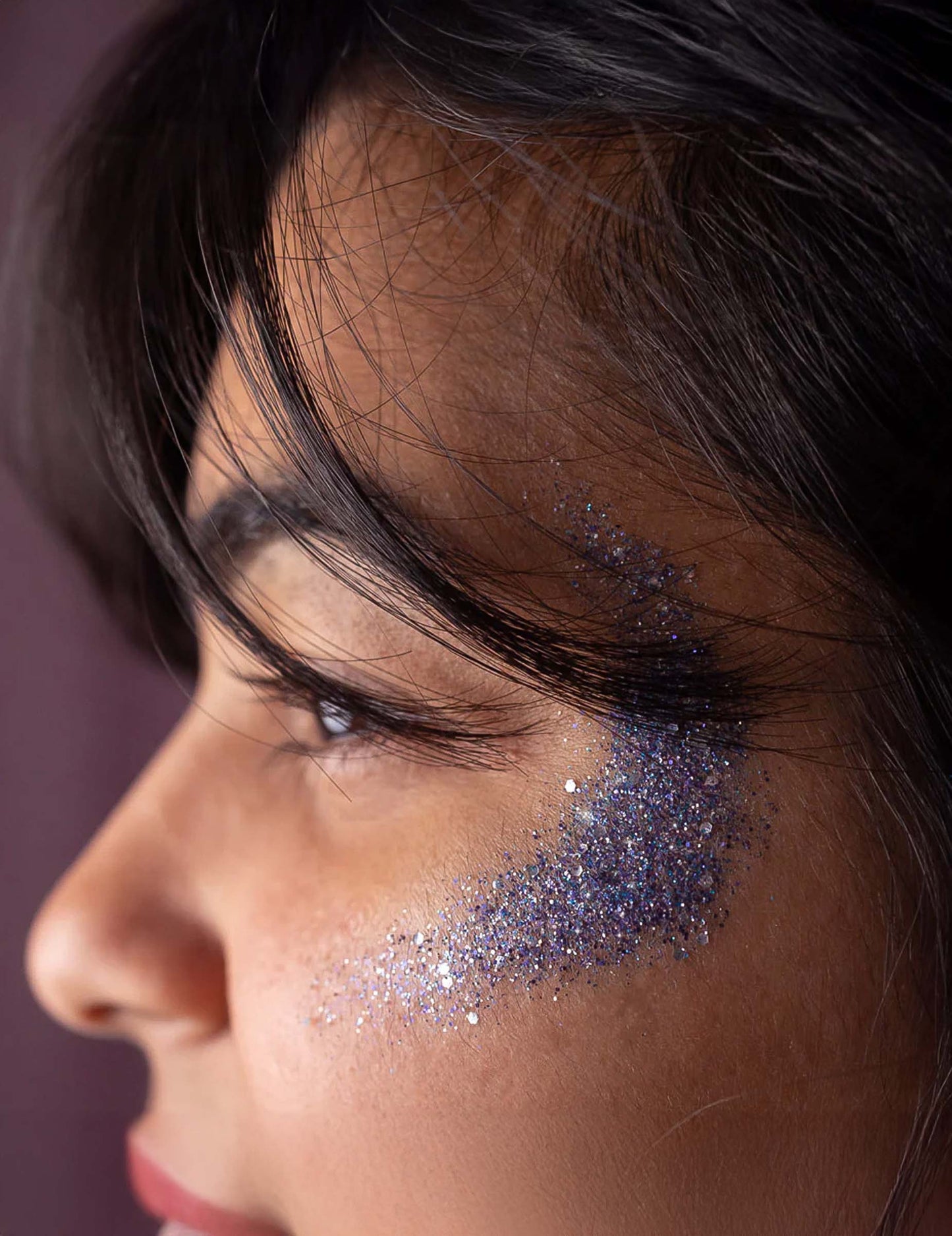 Vue de profil de l'application des paillettes biodégradables indiGlow Si si la paillette