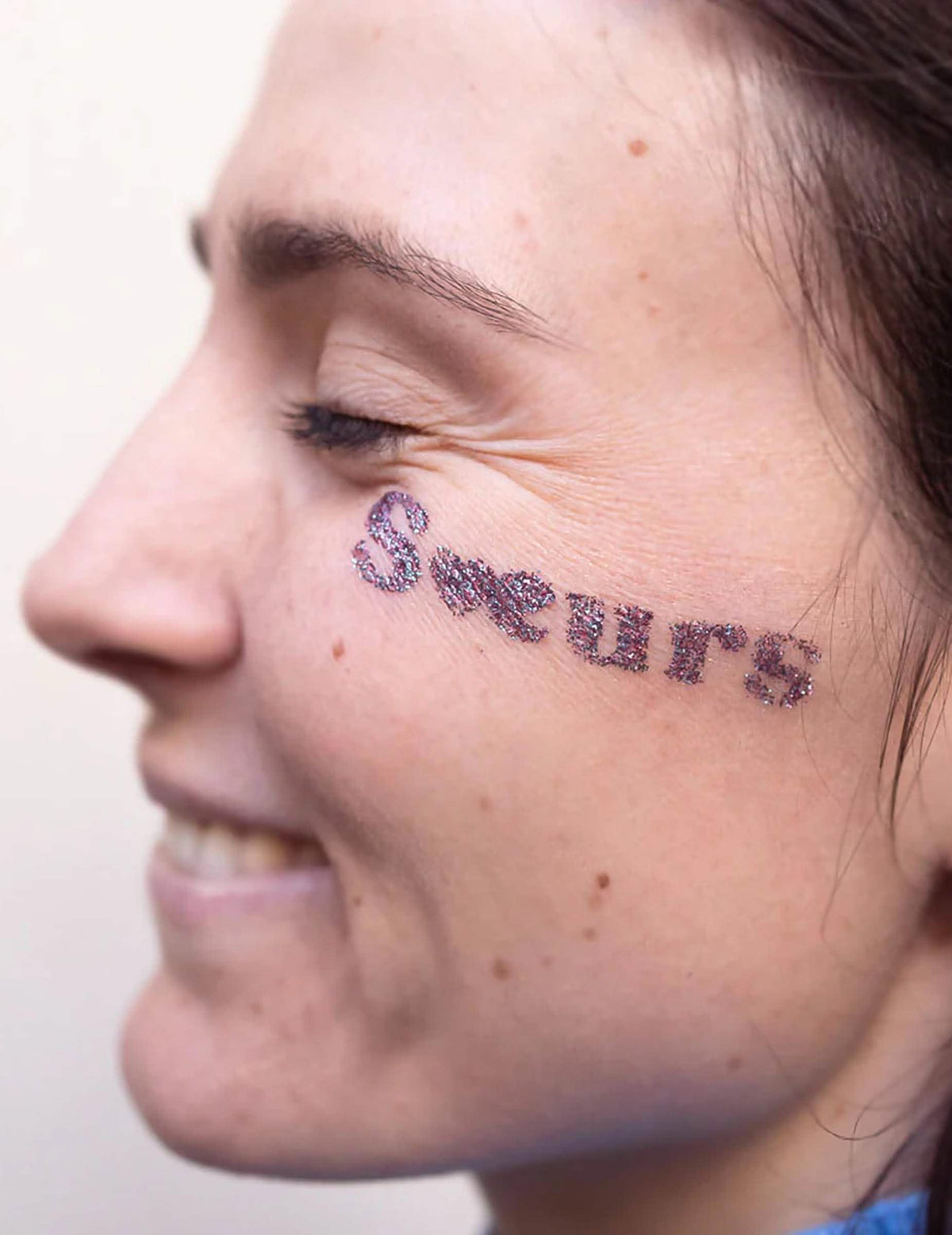 Détail du mot écrit sur la joue des paillettes biodégradables Supernova