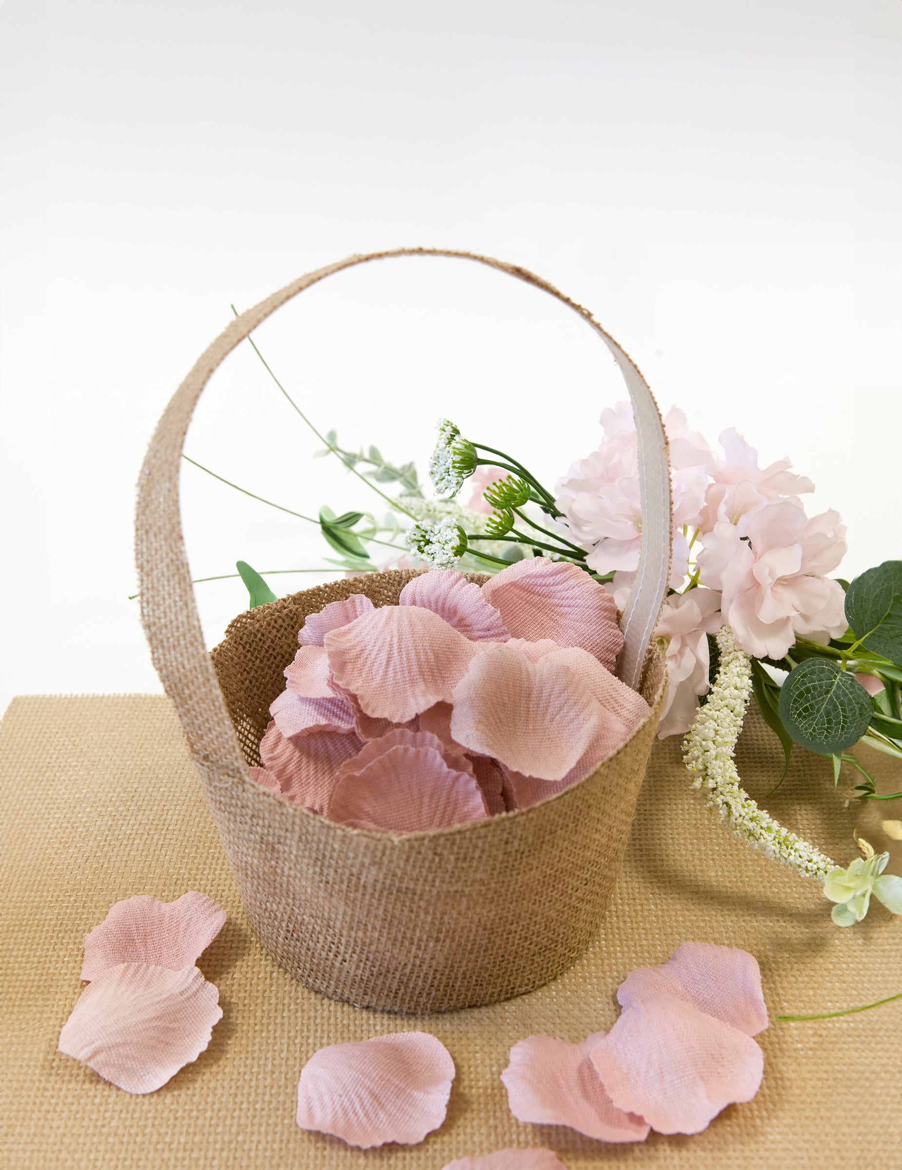 Panier garni de pétales de fleurs roses du panier effet jute pour fête