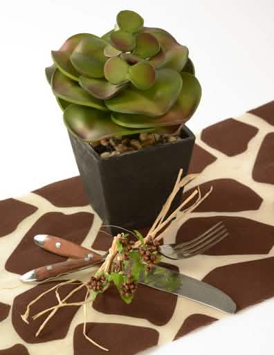 Ambientación decorativa para unir los cubiertos de la madeja de rafia natural