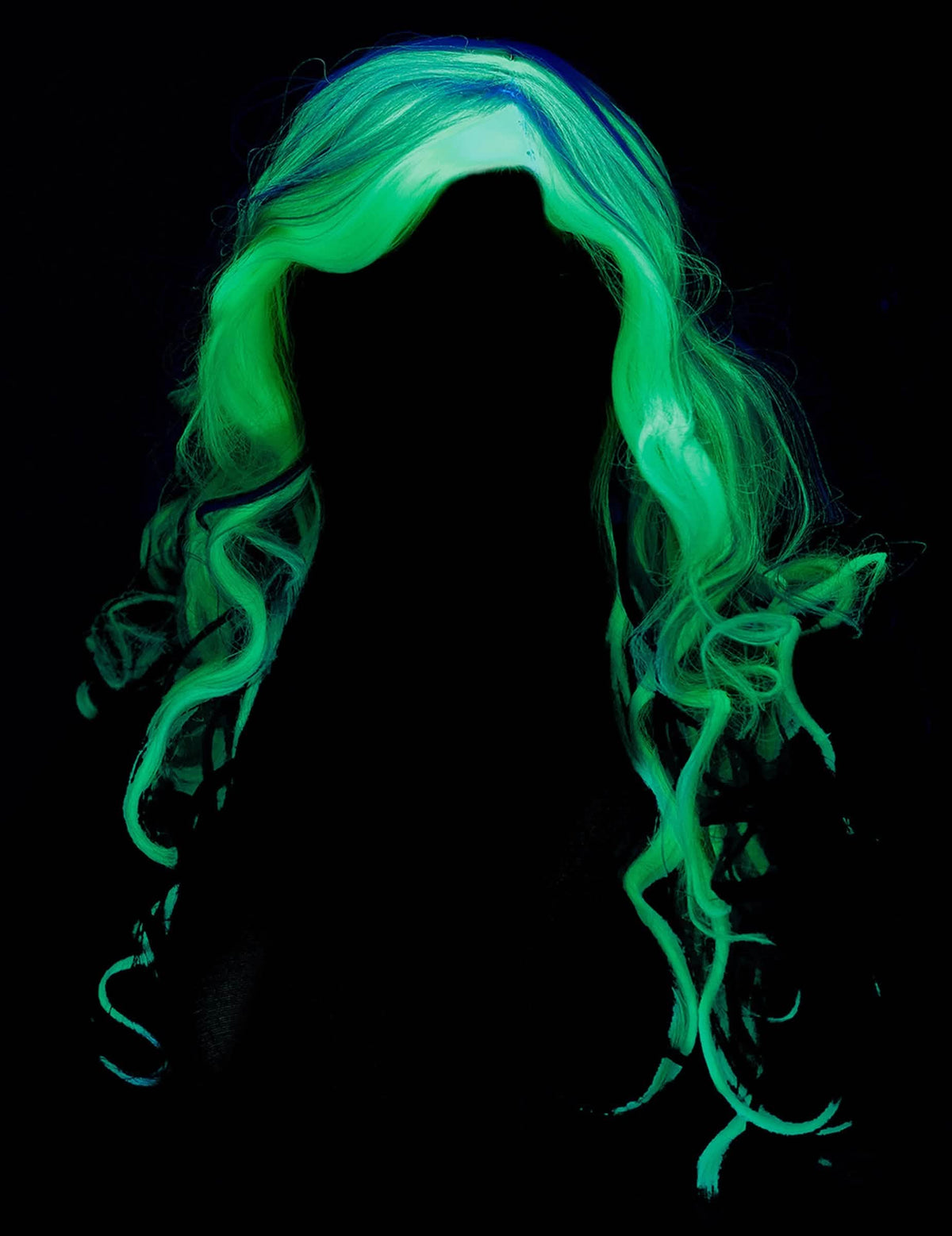 Rendu dans le noir de la perruque longue phosphorescente pour femme grise