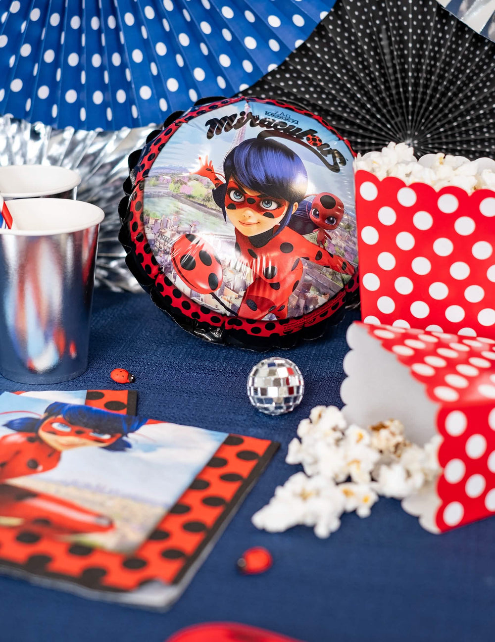 Escena de fiesta con globo de aluminio Ladybug
