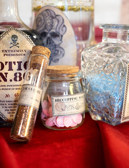Gros plan sur l'étiquette de potion du petit pot en verre pour dragées transparent avec bouchon en liège