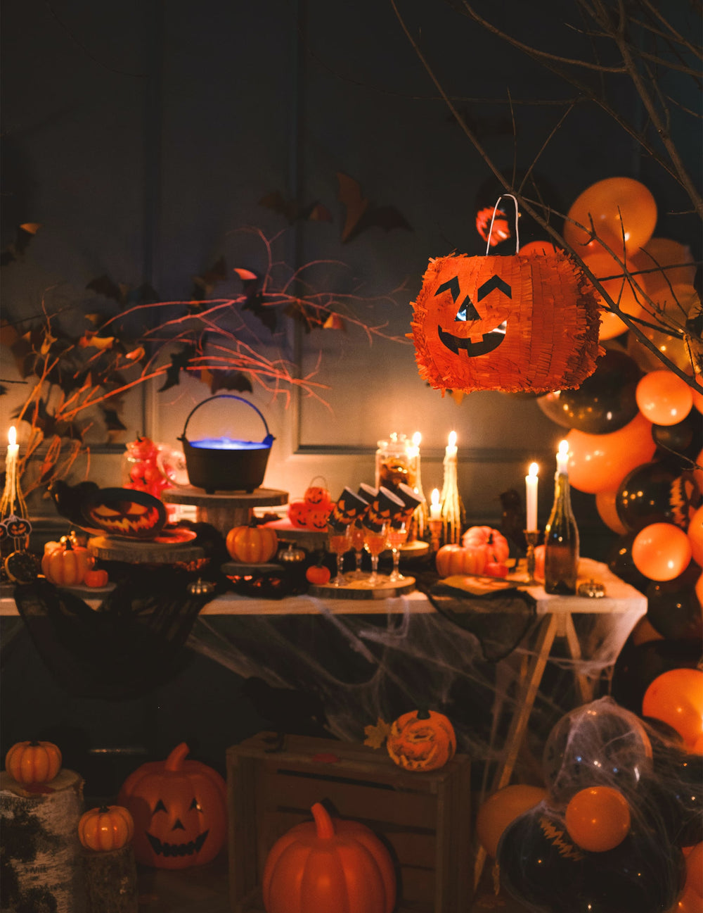 Mise en scène de buffet de fête de la piñata citrouille Halloween