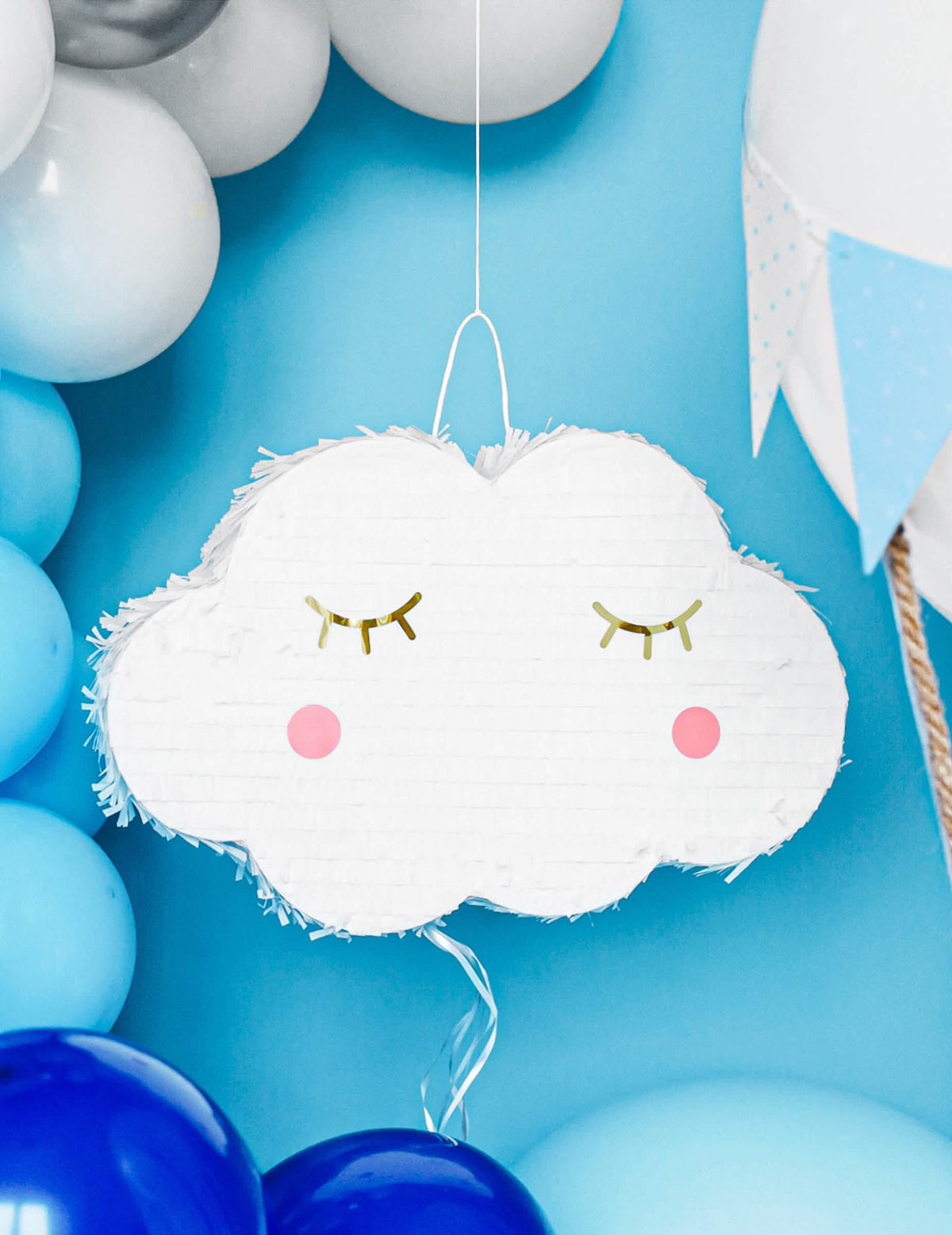 Vue d'ensemble suspendue de la piñata nuage para niño