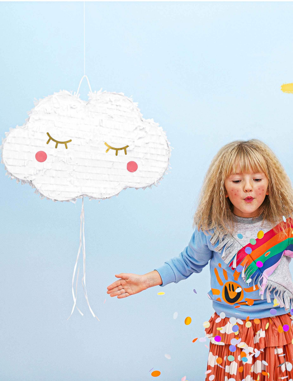 Escena con confetis de la piñata nube para niño