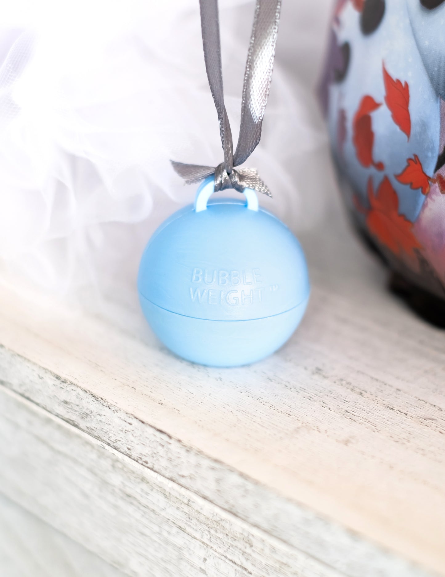 Gros plan sur l'attache du ruban du poids ballon hélium pour décoration