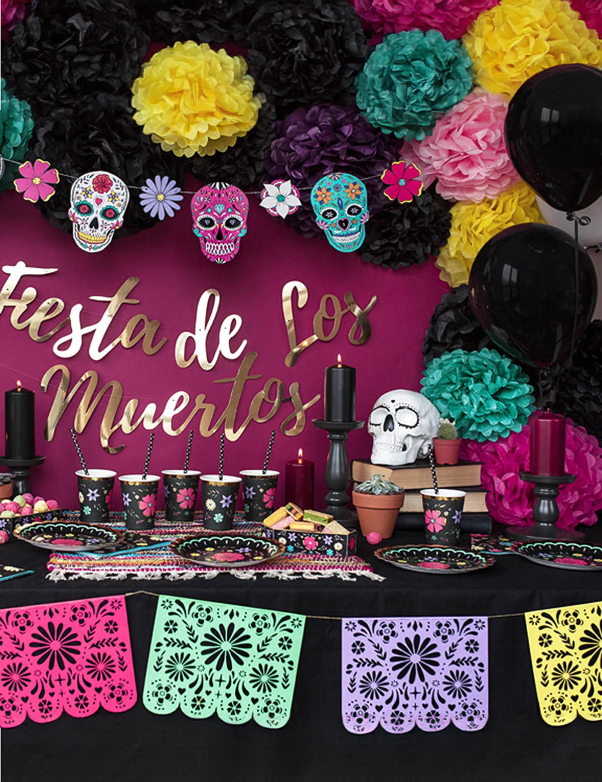 Decoración para fiesta con pompón colgante de papel fucsia
