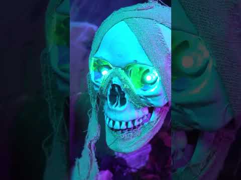 Décoration lumineuse tête de mort pirate à suspendre 53 cm