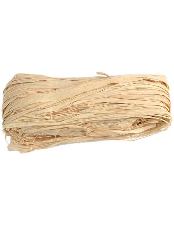 Ambientación decorativa para unir los cubiertos de la madeja de rafia natural