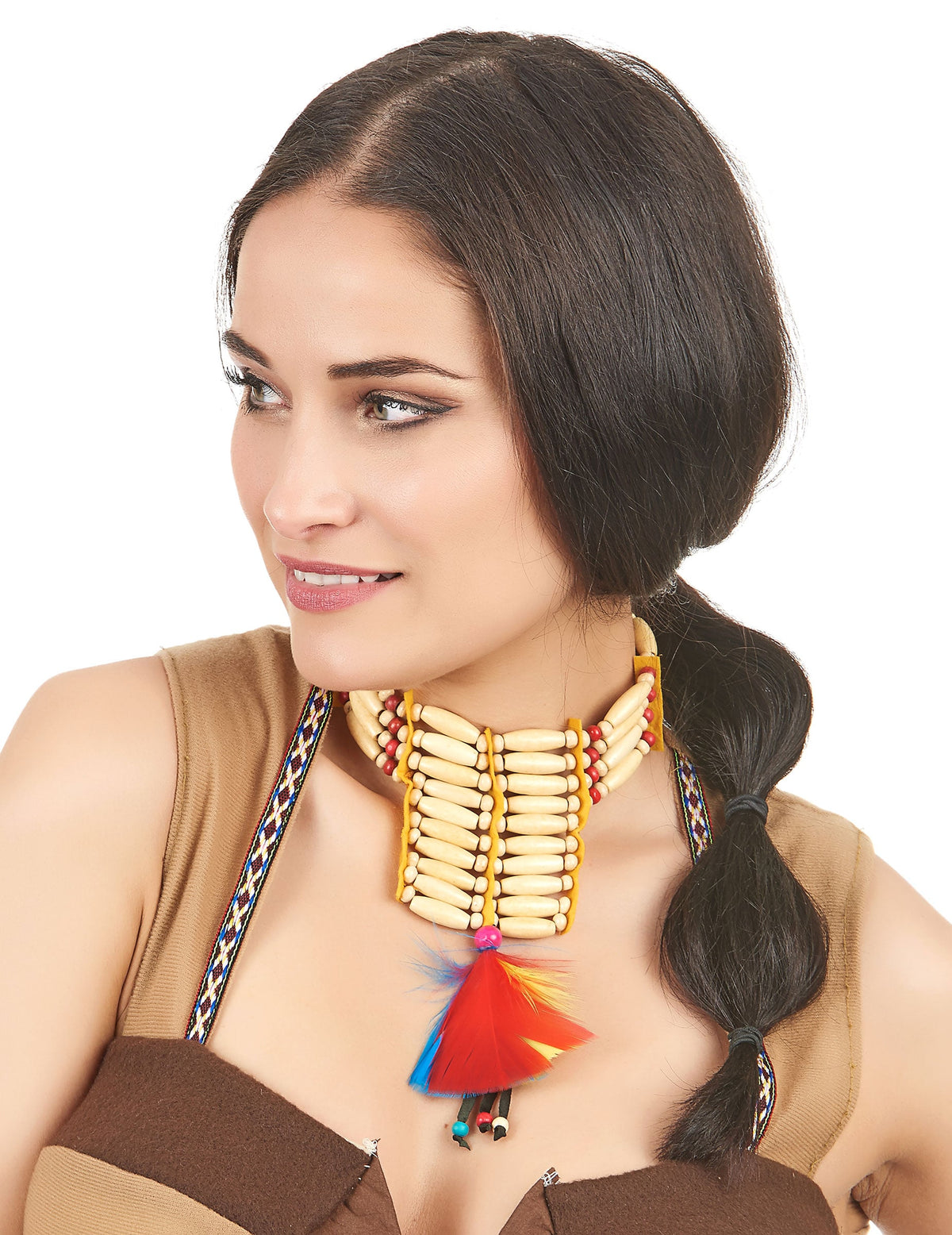 Gros plan sur les perles et plumes du ras de cou indien à plumes