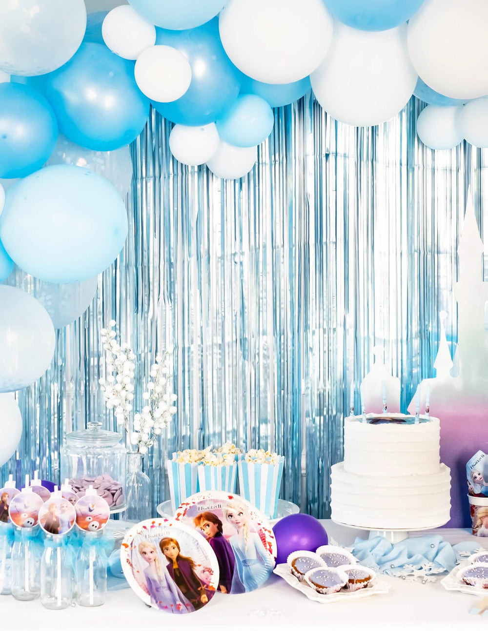 Arrière-plan de buffet d'anniversaire Reine des Neiges du rideau scintillant à franges bleu métallisé