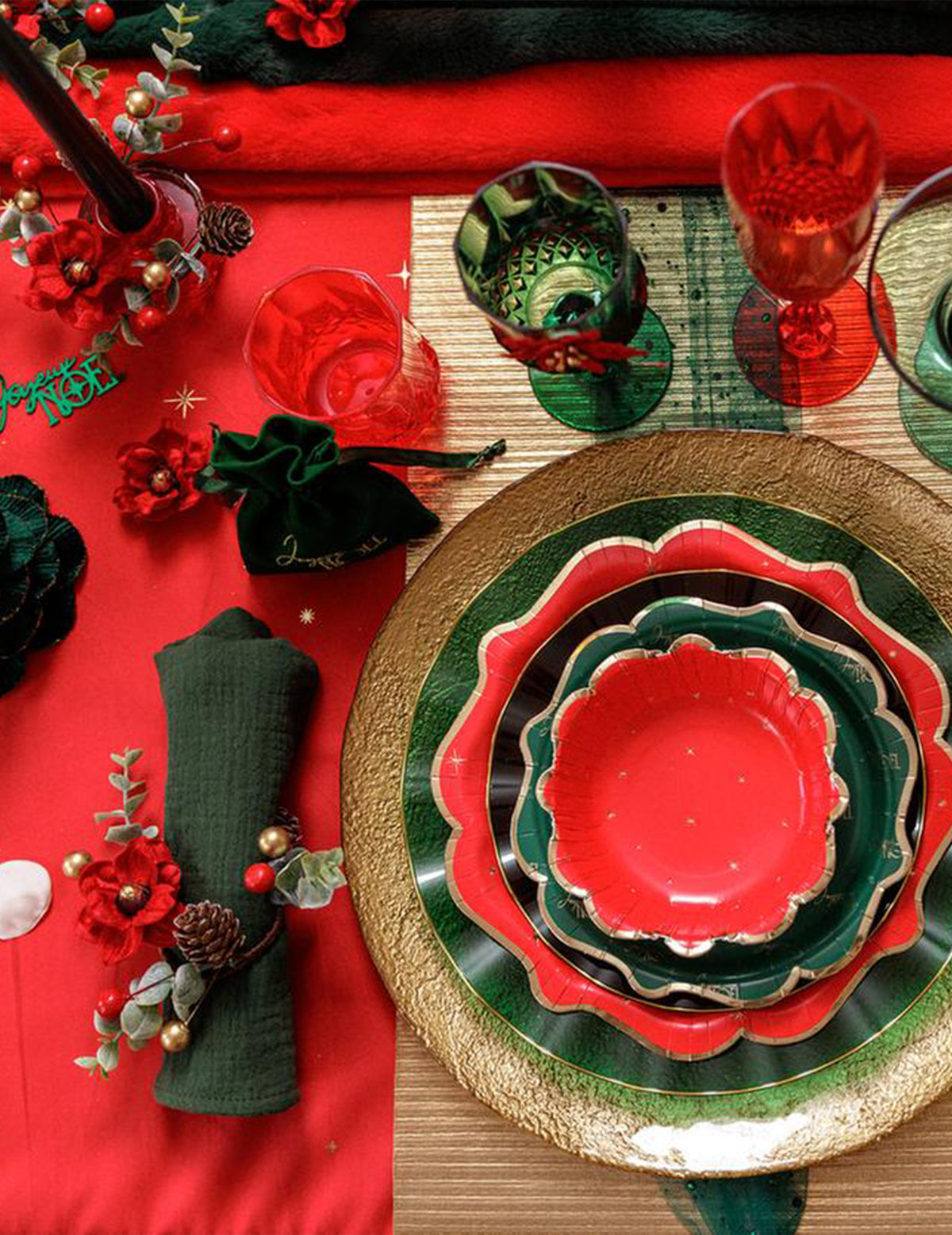 Servilletero Elegancia de terciopelo rojo, verde y dorado 13 cm