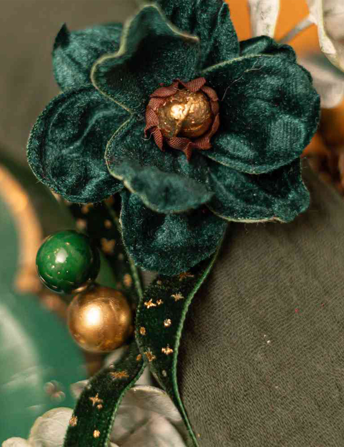 Servilletero Elegancia de terciopelo verde oscuro y dorado 14 cm