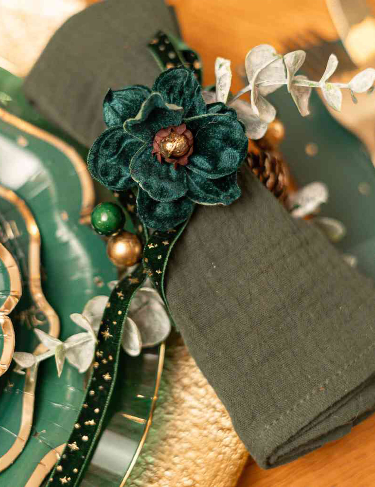 Servilletero Elegancia de terciopelo verde oscuro y dorado 14 cm