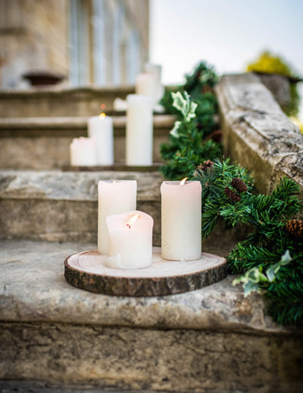 Escena con velas del tronco de madera natural para decoración