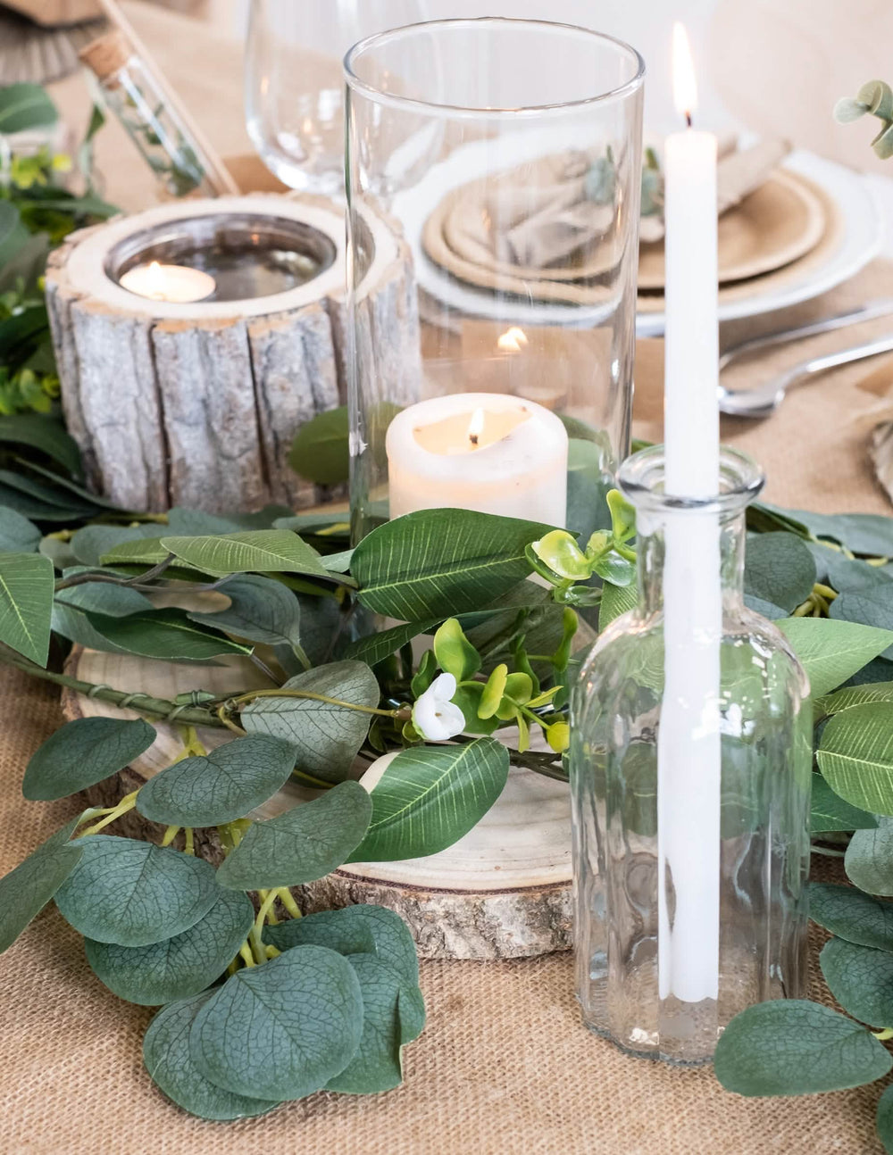Escena con velas del tronco de madera natural para decoración