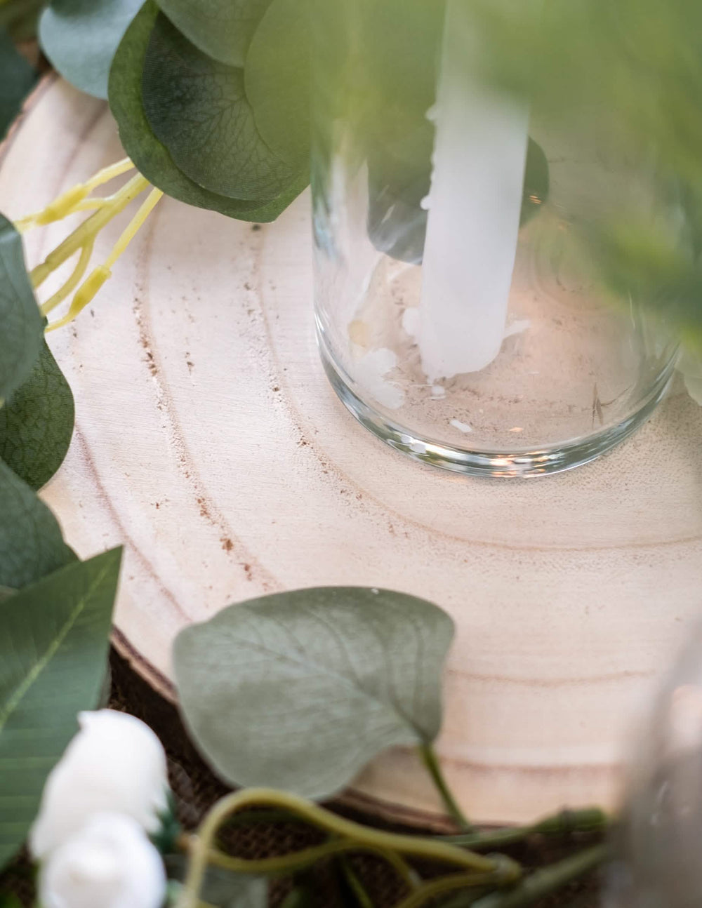 Detalle de la vela y del follaje del tronco de madera natural para decoración