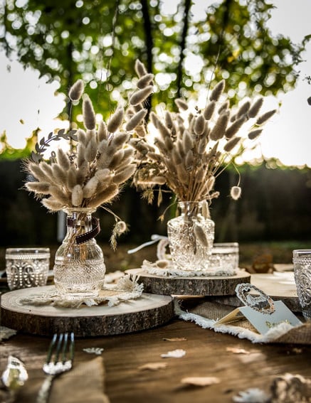 Décoration de table avec bouquets de fleurs séchées du rondin de bois naturel pour décoration