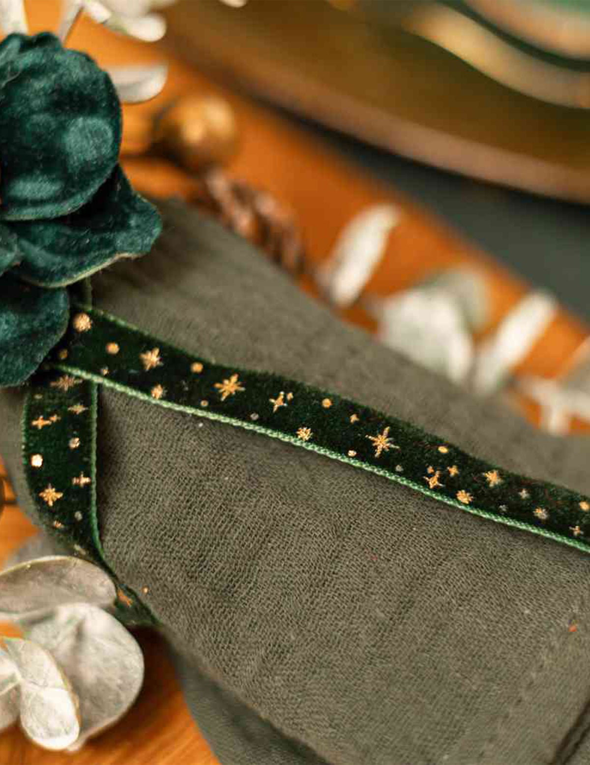 Cinta estrellas terciopelo verde oscuro y oro 1 cm x 3 m