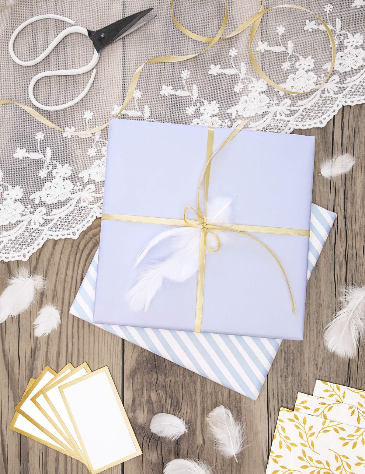 Mise en situation sur un paquet cadeau du ruban satin pour fête doré ocre