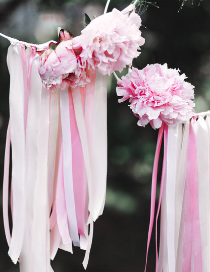 Mise en situation avec des fleurs du ruban satin pour décoration de fête