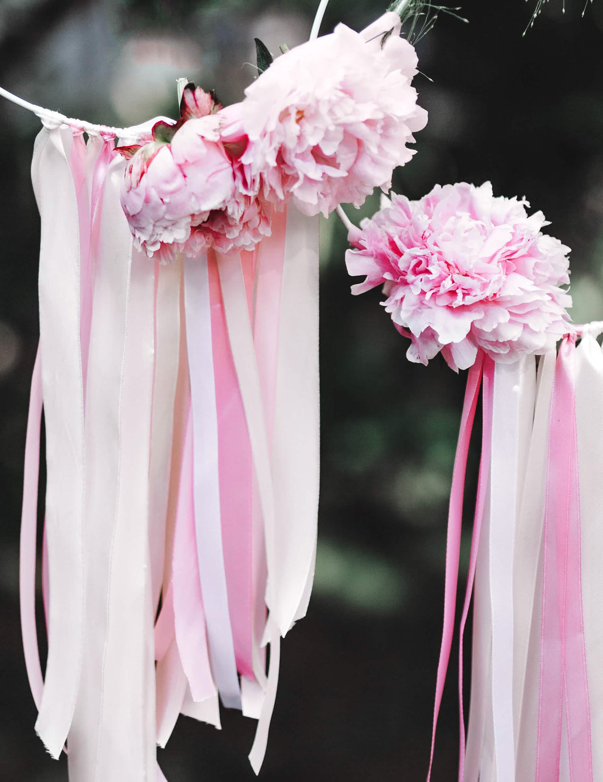 Mise en scène décorative avec des fleurs du ruban en satin pour mariage et baby shower