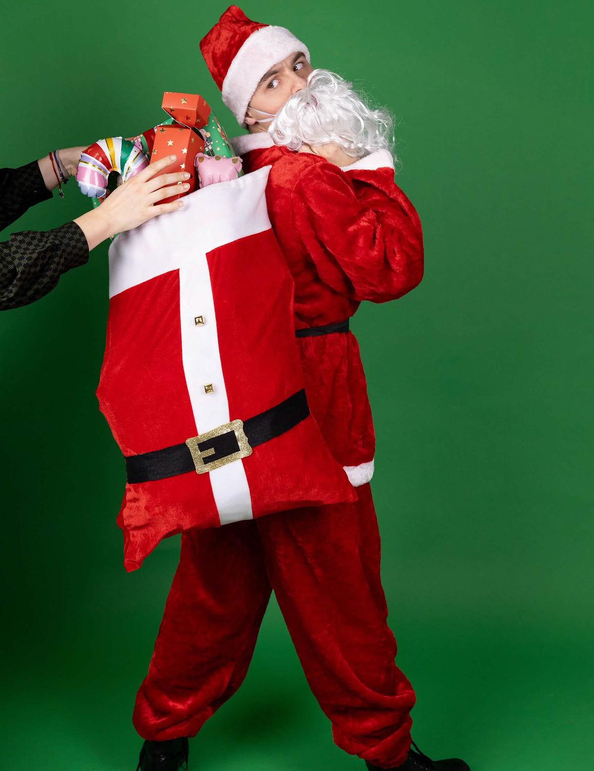 Vue de profil de la hotte du Père Noël portée sur l'épaule