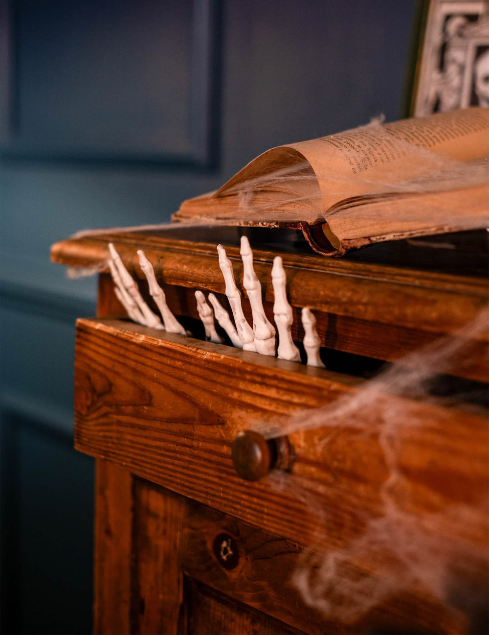 Detalle de las manos esqueléticas saliendo de un cajón del Saco de huesos 12 piezas halloween