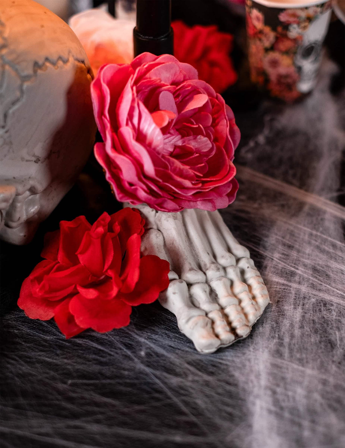 Detalle de un pie esquelético decorado con flores de la Bolsa de huesos 12 piezas halloween