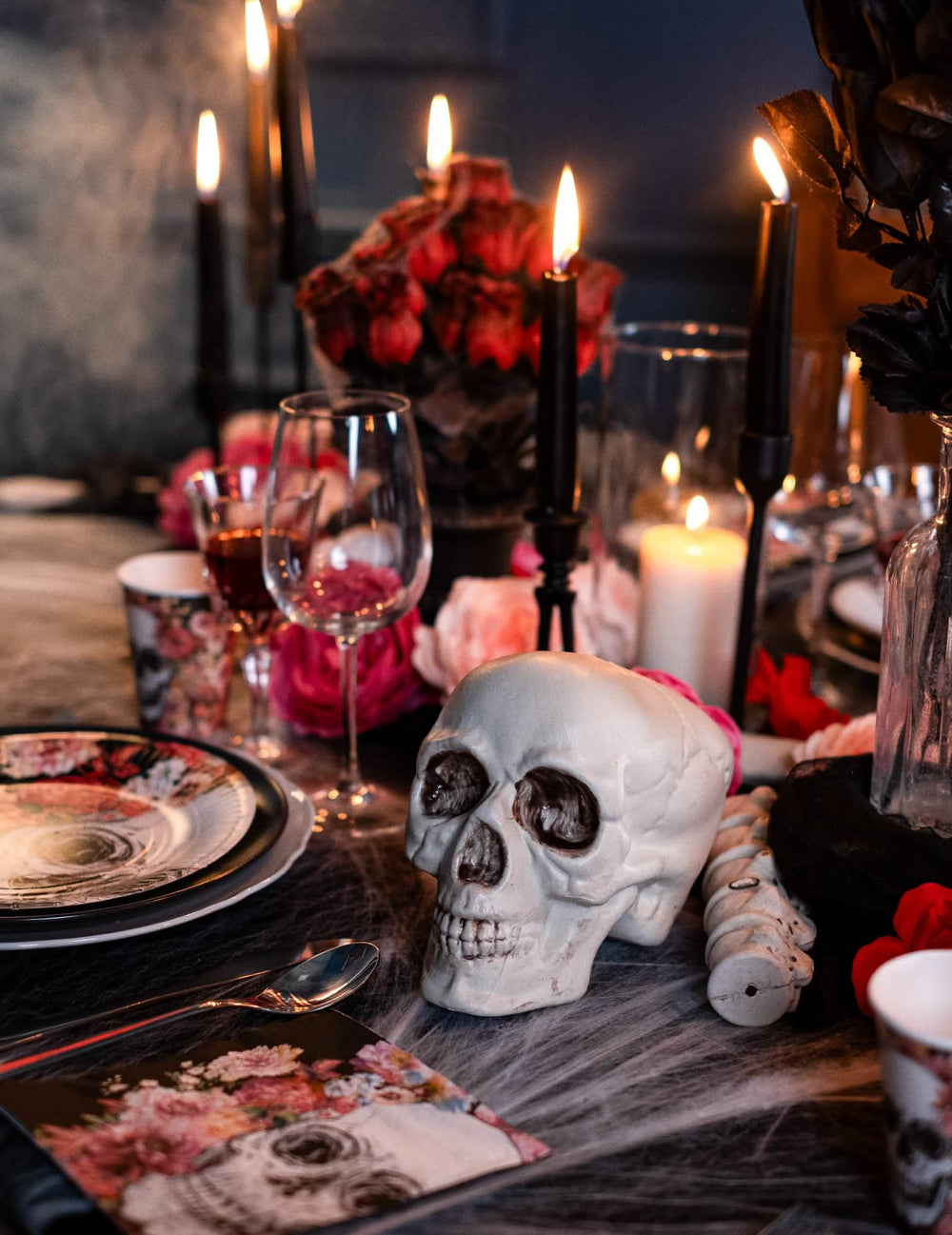 Detalle del cráneo y la columna vertebral sobre una mesa del saco de huesos 12 piezas halloween