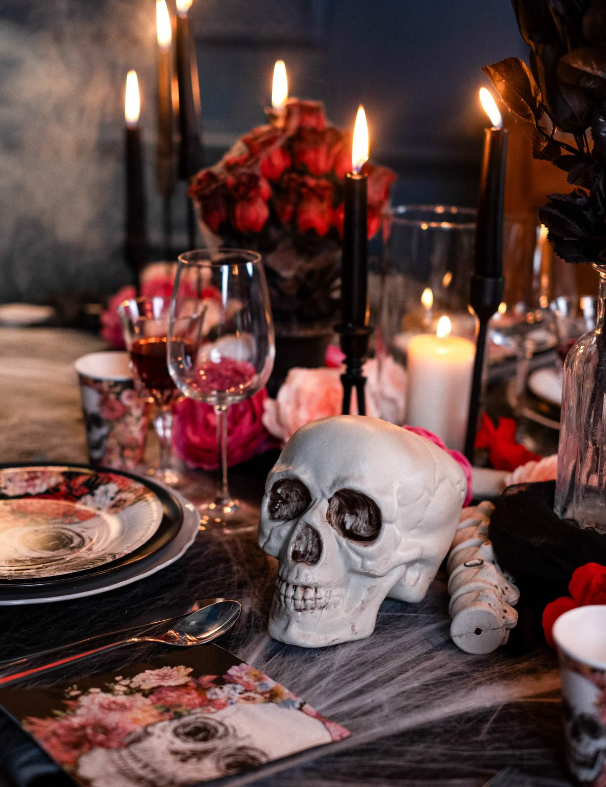 Detalle del cráneo y la columna vertebral sobre una mesa del saco de huesos 12 piezas halloween