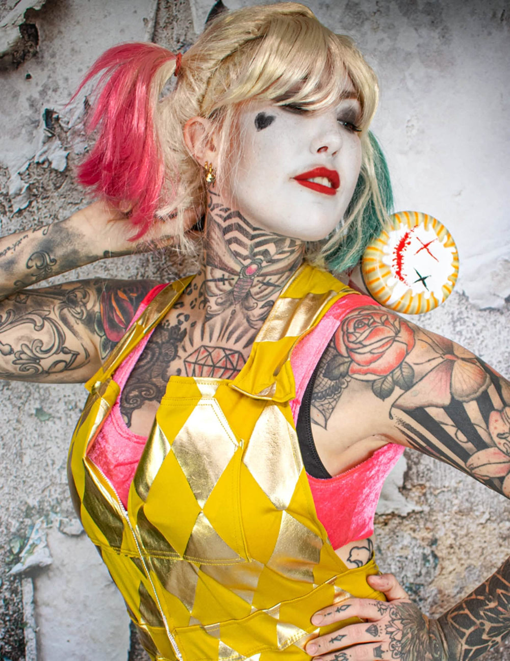 Primer plano del maquillaje y la parte superior de los petos Harley Quinn Birds of Prey™