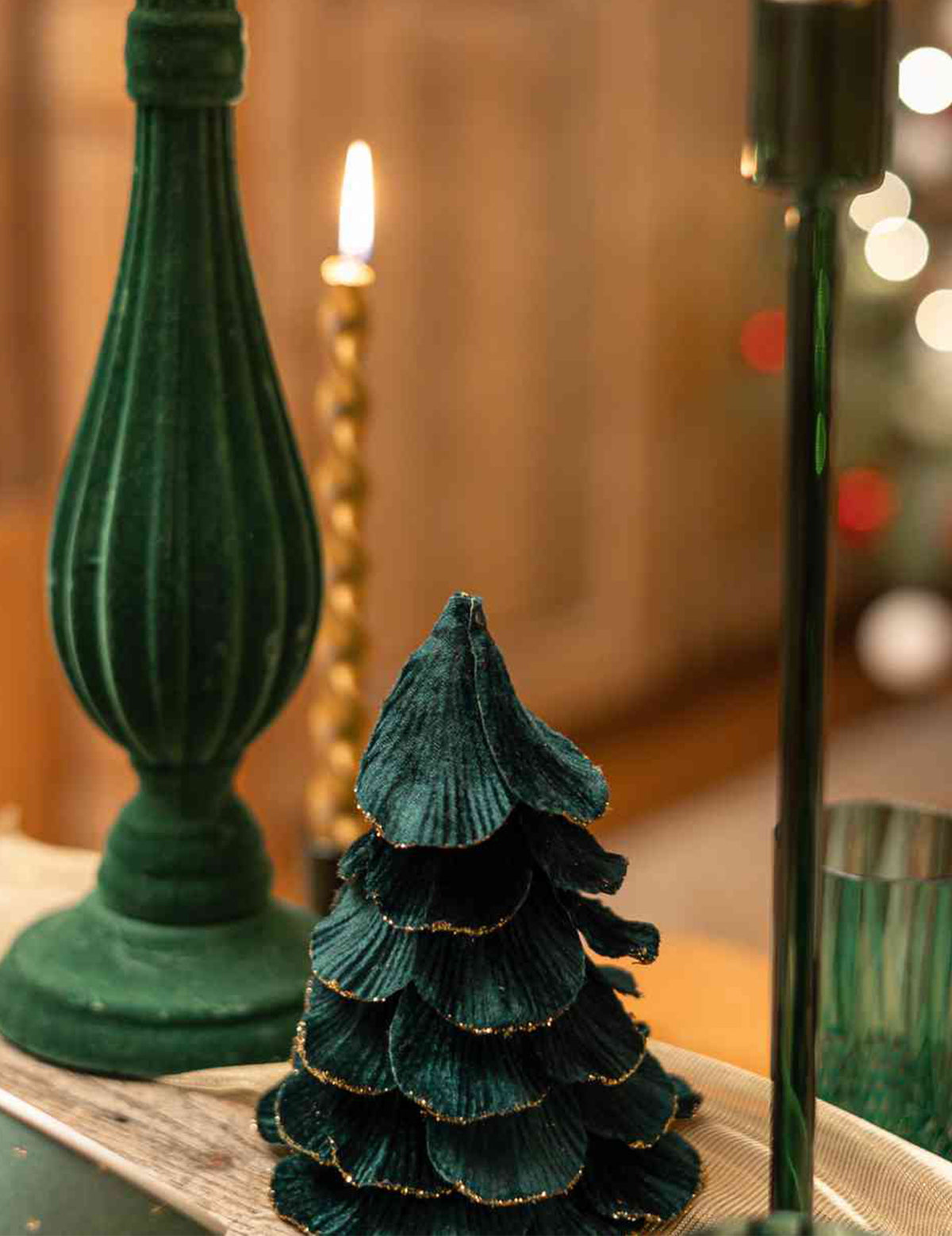 Árbol de Navidad de terciopelo verde oscuro y dorado 12 x 16 cm