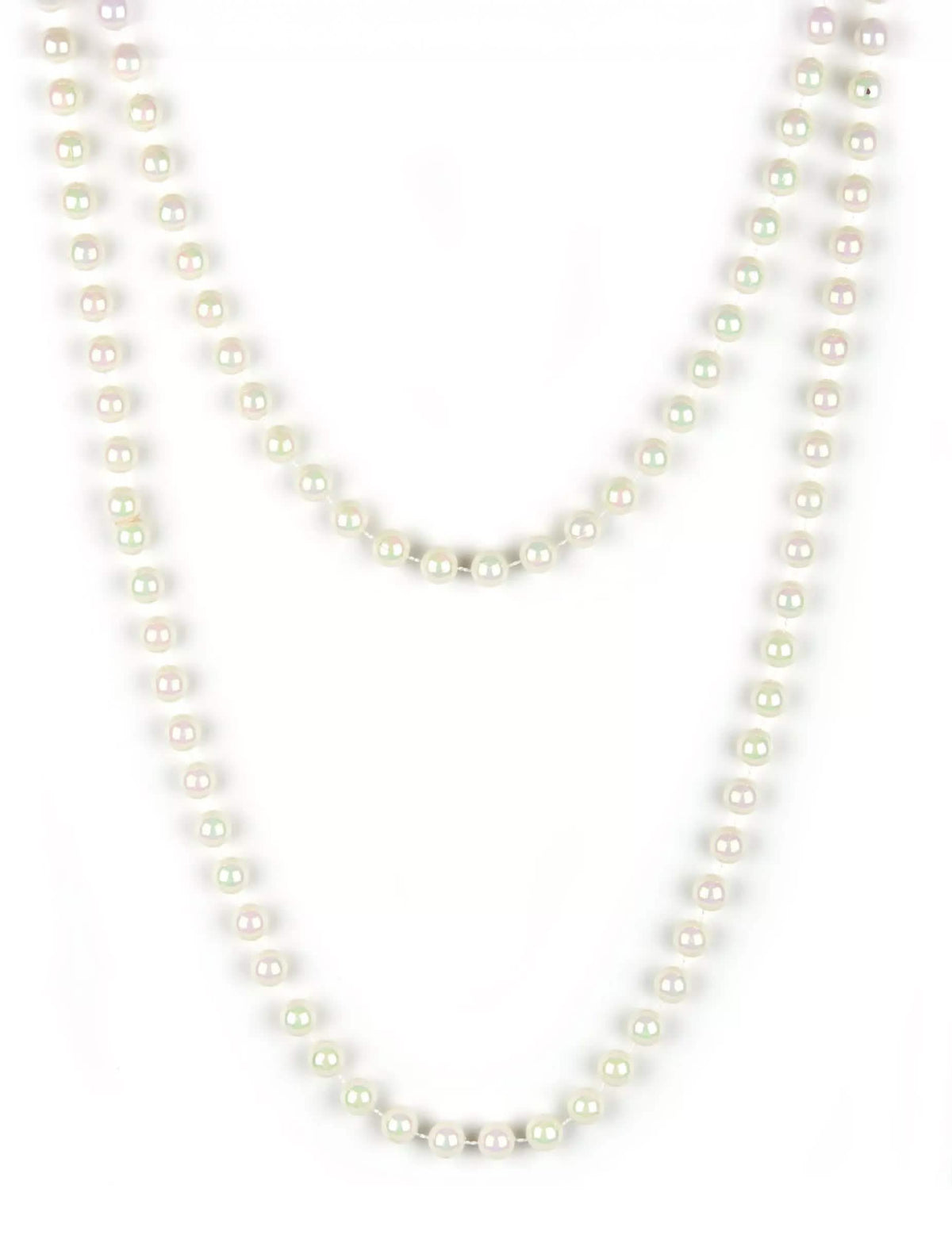 Gros plan sur les perles du sautoir de perles nacrées pour femme