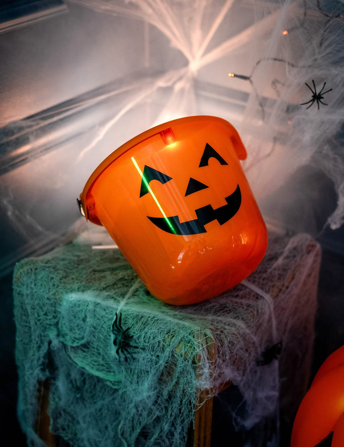 Mise en situación con decoración del cubo calabazas para halloween