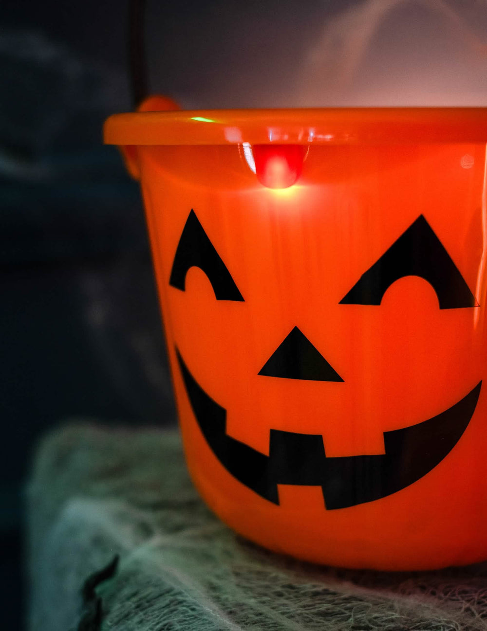 Primer plano del rostro y la iluminación del cubo calabazas para halloween