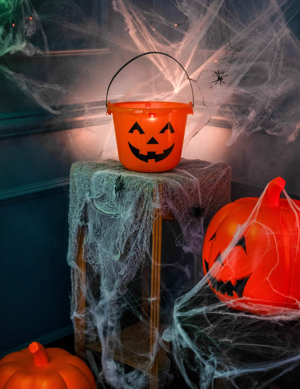Detalle del efecto luminoso LED del cubo calabazas halloween