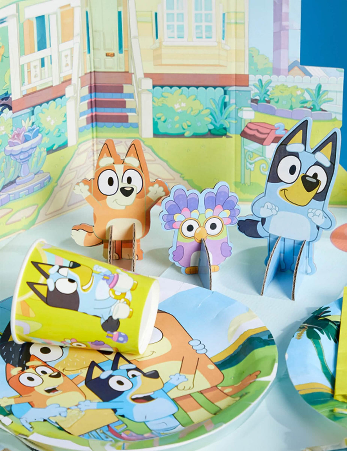 Détail de l'assiette et du gobelet du set de décorations de table Bluey
