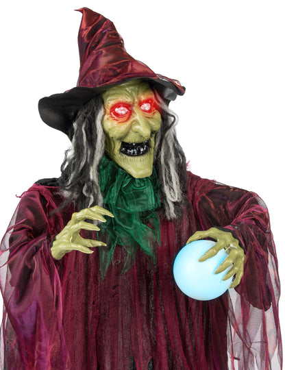 Gros plan sur le visage et la boule de cristal de la sorcière maléfique animée pour décoration d'Halloween