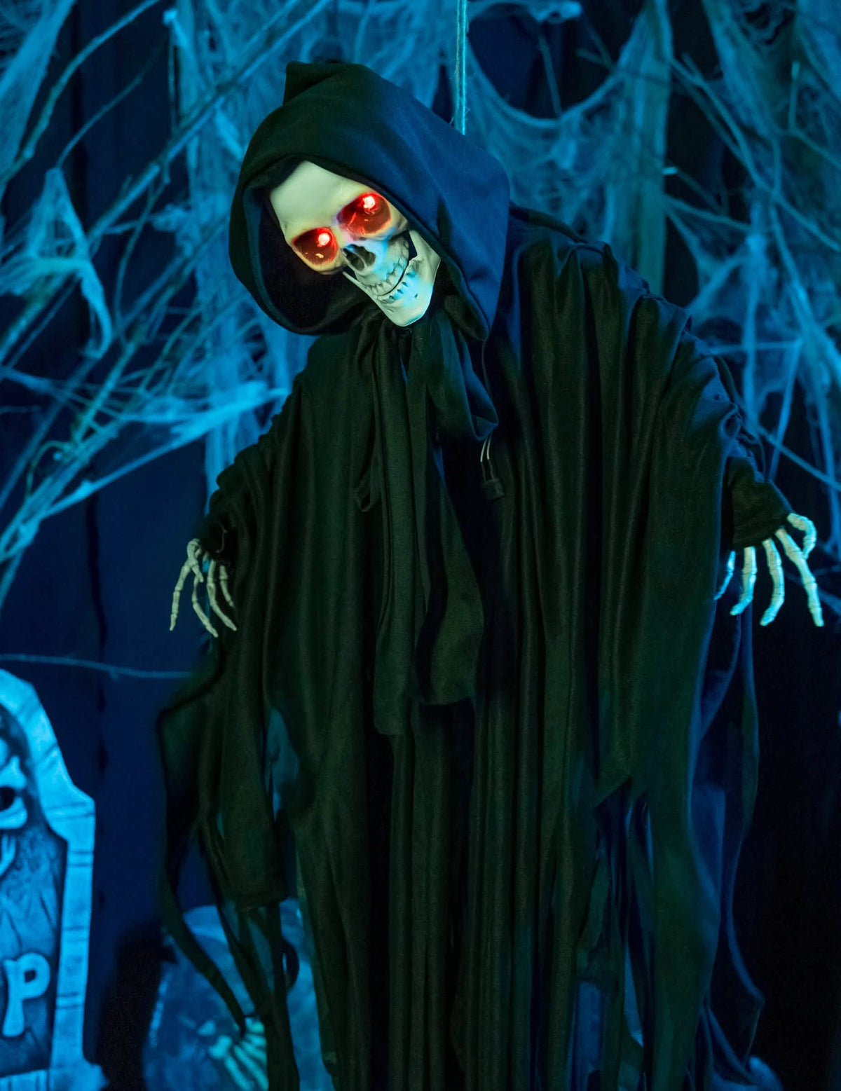 Mise en situation avec yeux rouges du squelette d'Halloween lumineux sonore et animé