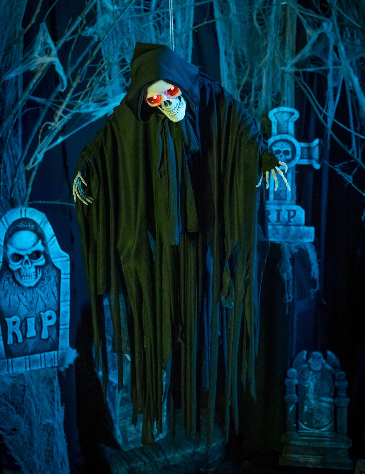 Mise en situation dans un décor de cimetière du squelette d'Halloween lumineux sonore et animé