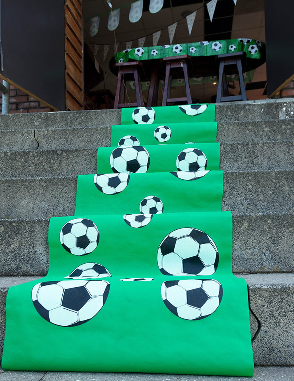 Mise en situation sur des marches d'escalier du Tapis Foot party