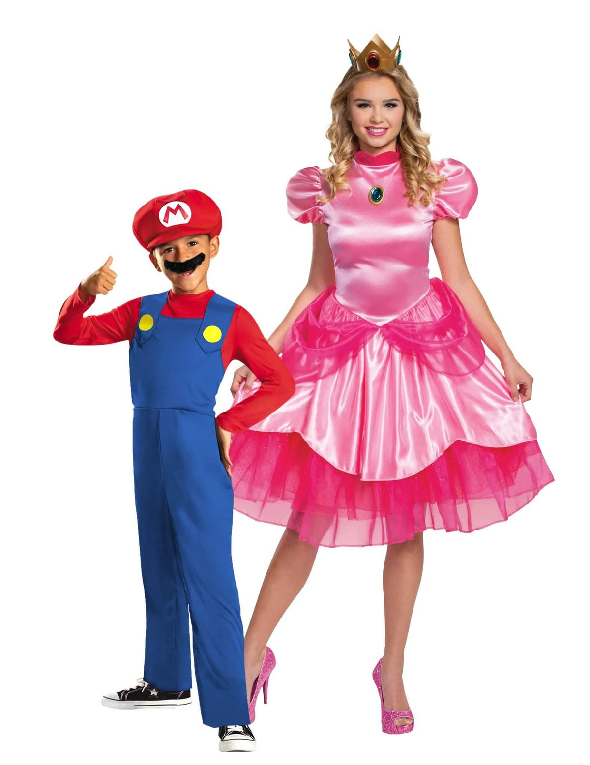 Pareja disfrazada Princesa Peach y Mario Madre e hijo