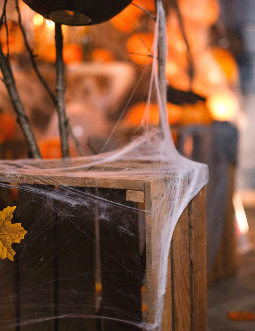 Détail de l'étalement sur une caisse en bois de la toile d'araignée blanche Halloween