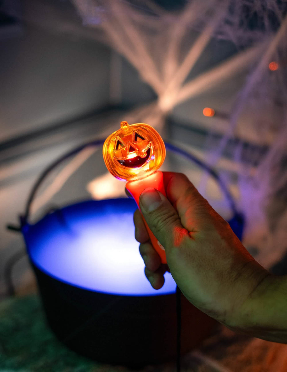 Puesta en situación del efecto luminoso de la antorcha spinner luminosa calabazas
