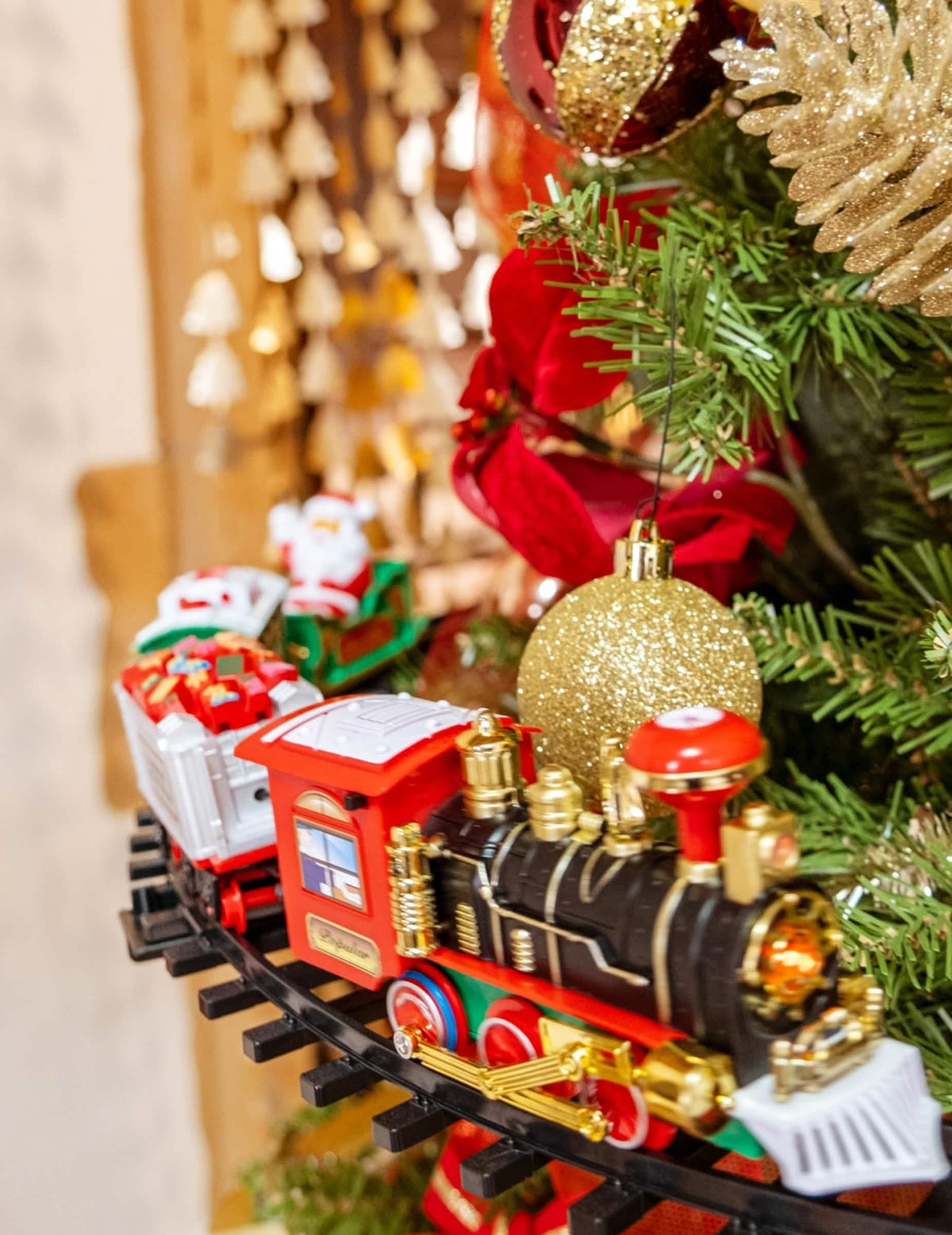 Primer plano de la locomotora del tren de navidad para árbol, 23 piezas luminoso y animado