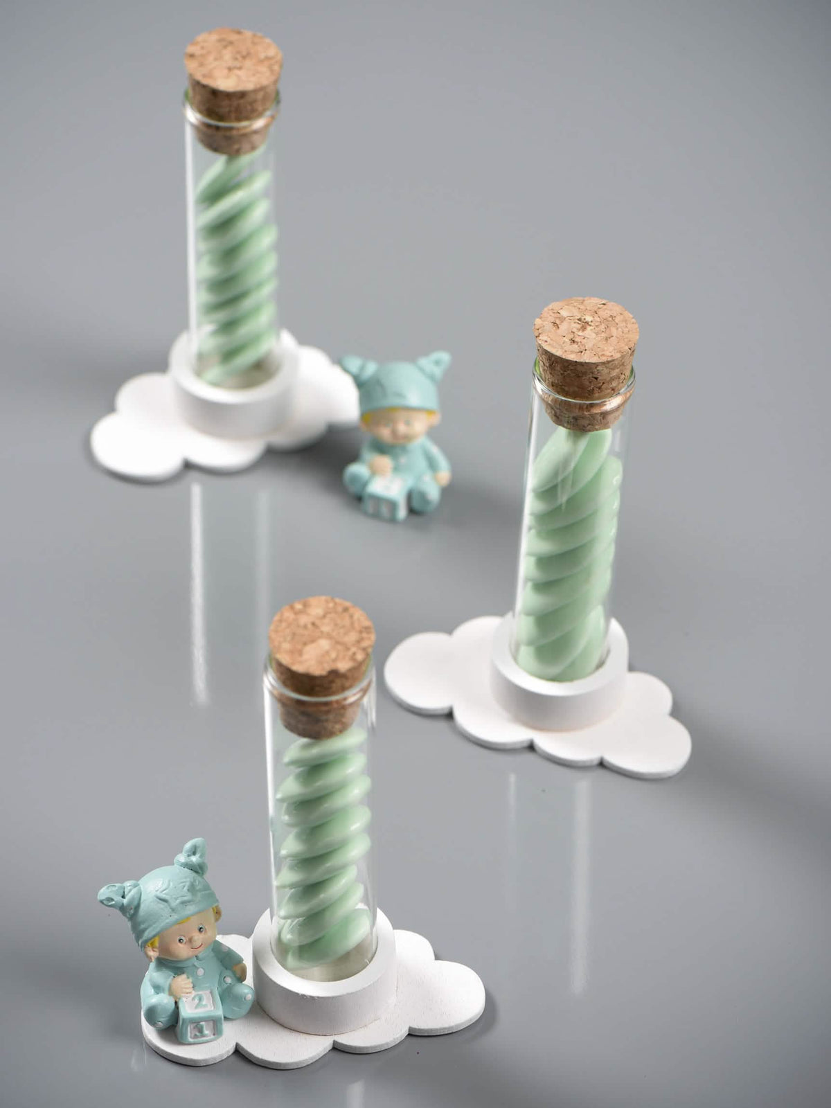Mise en scène avec figurines et supports nuages du tube éprouvette en verre pour décoration